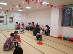 マントをつけて アンパンマンに変身。