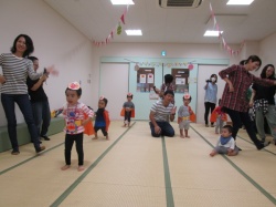 最後はみんなで一緒にお遊戯。 今日は楽しかったね。