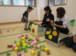 ボールを同じ色の果物の 箱に入れるよ。 これは栗だから茶色のボールだね。