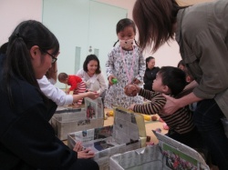 ママと一緒に ボールをポンッ。