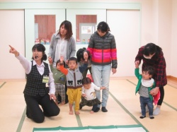 信号は青かな？ 手を上げて渡りましょう。