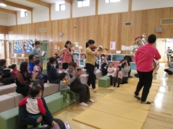 楽器を演奏しながら、 メルヘン音楽隊の入場です。