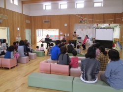 これはヴァイオリンです。 弦をこすったり、はじいたりして 音を出します。