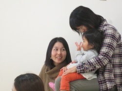 おばあちゃんのお膝でお話を聞くの 楽しい♡