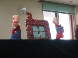 人形劇『３匹の子ブタ』 レンガのおうちを作ったよ。