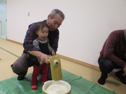 初めての餅つき体験。