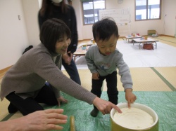ほんとのお餅みたーい。 “ちょんちょん”確認中。