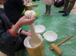 伸びてるー!! でも、これは、小麦粉粘土です。