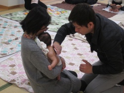 背中をカプカプカプ。