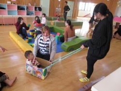 お姉ちゃんたちとバスごっこ。