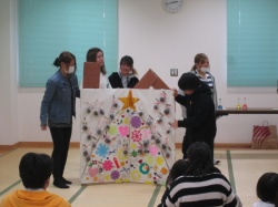 お姉さんたちのミニイベント。 サンタさんからのプレゼントだよ。