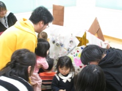 わあ！かわいい松ぼっくりの ツリーだね。