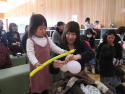 風船を2個くっつけて、 黄色のマフラーを巻くよ。