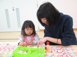 お花を貼って絵馬づくり。