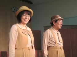 人形劇団「ののはな」のお二人による 人形劇の始まりです。