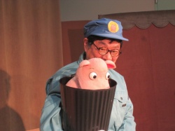 動物園の飼育員さん。 “何を食べてきたの？”