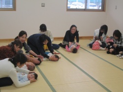 “おじぎそう”のふれあい遊び ♪あたまから　咲いた　おじぎそう♪