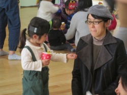 ママも一緒に豆まきをしよう。 はい、どうぞ。