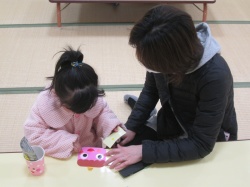 シールを貼って おにのお面を作ろう。