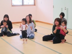 ふれあい遊び ♪モンジョコリン、モンジョコリン♪