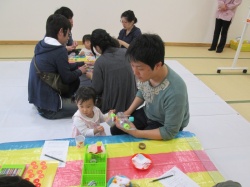 タイヤをつけて、 テープを巻くよ。