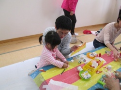 シールを貼って アンパンマンの顔を作ろう！