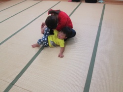 足のマッサージするよ。 くるくるくる。