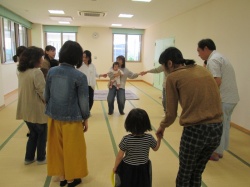みんなでまあるくなって わらべ歌遊びを始めましょう。