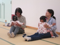 おばあちゃんのお膝で のんびりと。