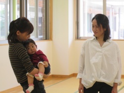 抱っこでゆーら、ゆーら。