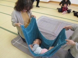 バスタオルで ゆ～ら、ゆ～ら。