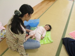 1、2、1、2。 膝のマッサージ。