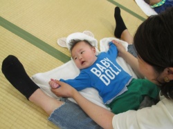 胸を開いて深呼吸。 夜泣きにも効果があるそうです。