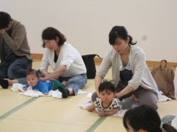 背中を カプカプカプ～。