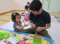 のりで貼ったら 手がべたべただー。