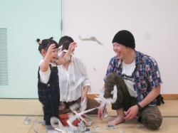 新聞紙の雨だー!!