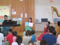 音楽に合わせた絵本の読み聞かせ。 『ピアノうさぎ』