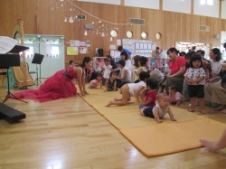 生演奏で「わーお」のお遊戯。 ♪だんごむし　だんごむし♪