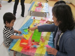 おばあちゃん見て。 ぼくも上手に作ったよ。