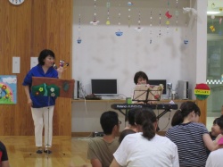 キラキラコンサートの始まりです。 ♪このゆびパパ。太っちょパパ。