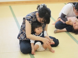 ♪いっぽんすじの　オバケが さかみちおりる