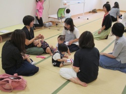 1歳のママたちの共通の悩みは歯磨き。 “なかなか口を開けてくれないですよね”