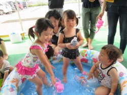 お水、冷たくて気持ちいい。