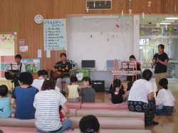 ボランティアグループ“いろえんぴつ”さんによる おはなしコンサートの始まりです。