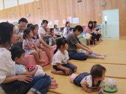 みんな、お話に夢中です。