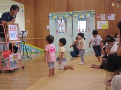 ちらちらクイズ ちらっとしか見えないから、 前でよーく見なくちゃ!!