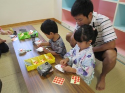 シールでアンパンマンの顔を作ろう!!