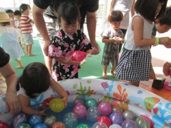 ヨーヨーつり 私はピンク♡　私は黄色が好き♡