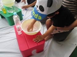 パパと一緒にスライム作りスタート！ ぬるぬる洗濯のりに