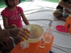 色水で色を付けます。